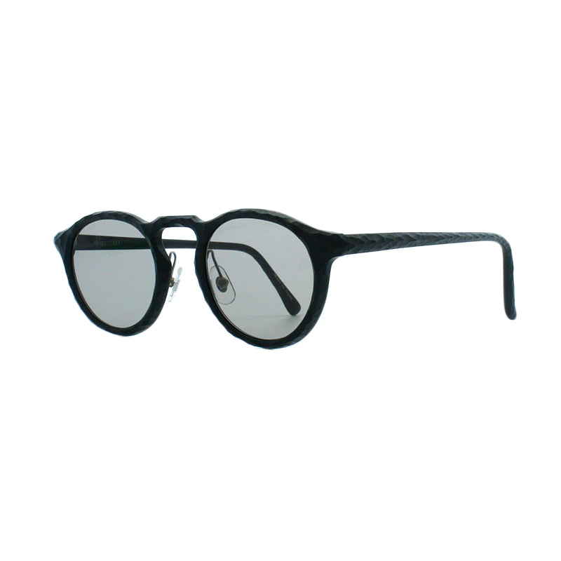 左斜め前から見たアイウェア【KISSO】【日本製/鯖江】 Sunglassesのカラークリスタルダークスモーク