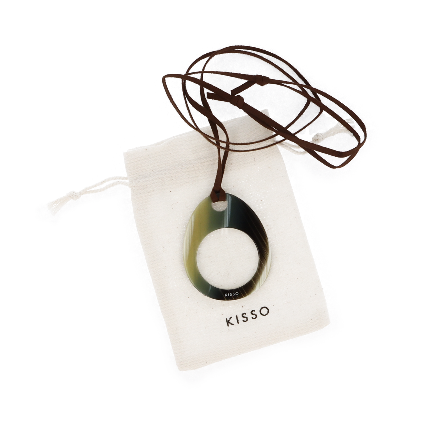 ケースの上に置かれたアイウェア【KISSO】ペンダントルーペ EGAのカラーイエローホーン