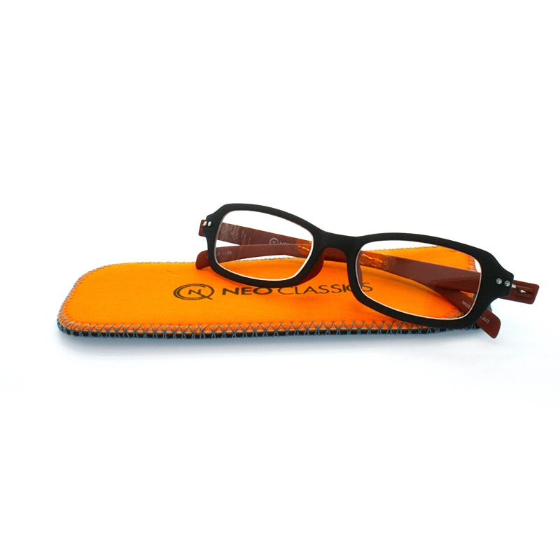 ケースの上に置かれたアイウェアNEO CLASSICS リーディンググラス GLR-01のカラーMat Brown / Mat Orange