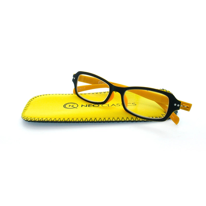 ケースの上に置かれたアイウェアNEO CLASSICS リーディンググラス GLR-01のカラーMat Black / Mat Yellow